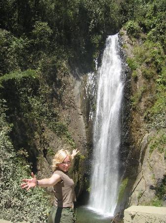 Ea vor einem kleinen Wasserfall