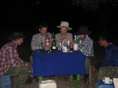 Abends in gemütlicher Runde mit Singani, Wein und Cola mit 96% Alkohol