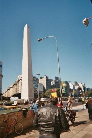 Das Wahrzeichen Buenos Aires, der Obelisk