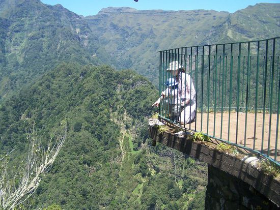Claudi und Julian an den Balcoes mit Blick in die Tiefe