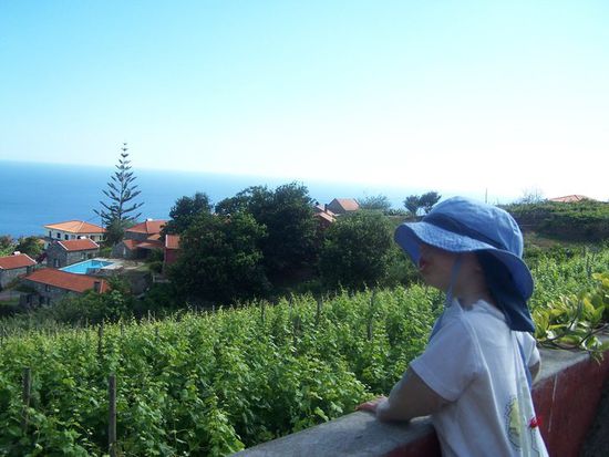 Julian mit Blick auf die Ferienhaussiedlung