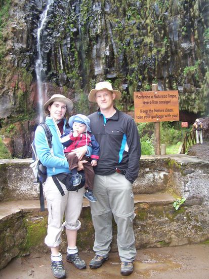 Wir vor dem Risco Wasserfall (der Rinnsal im Hintergrund )