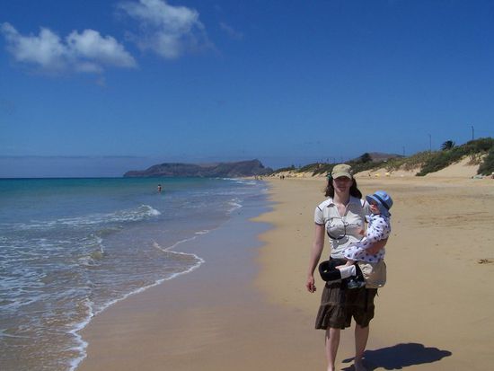 Mama und Sohn am Strand