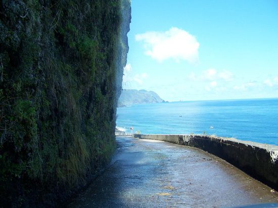 Die alte Küstenstraße. Das einzige befahrbare Teilstück