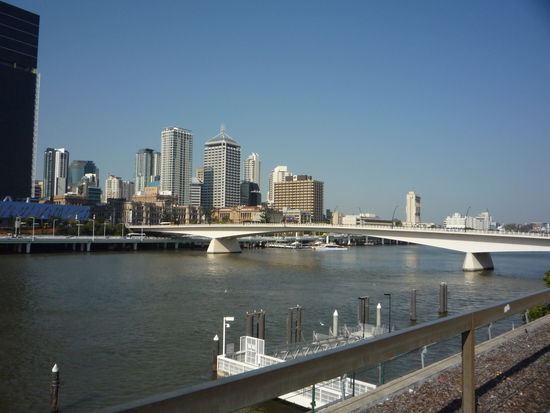 Skyline von Brisbane mit der Victoria Bridge