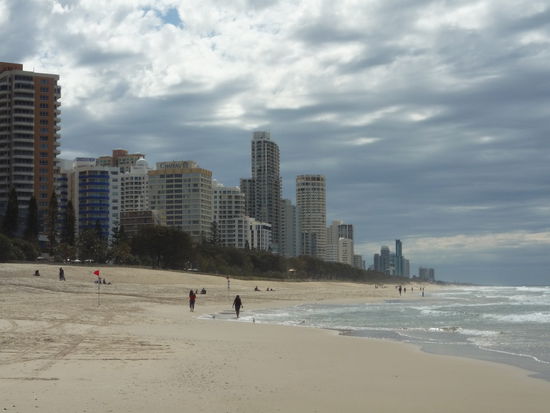 Der Strand von Surfers Paradiese - wie angekuendigt...Wolkenkratzer und Strand - und leider Wolken