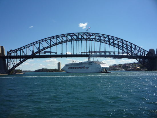 Harbour Bridge - ich glaub, so oft fahren da nicht soo grosse Schiffe drunter durch! Ich hatte fast Angst, dass es nicht passt, das kommt auf dem Bild leider gar nicht so rueber...