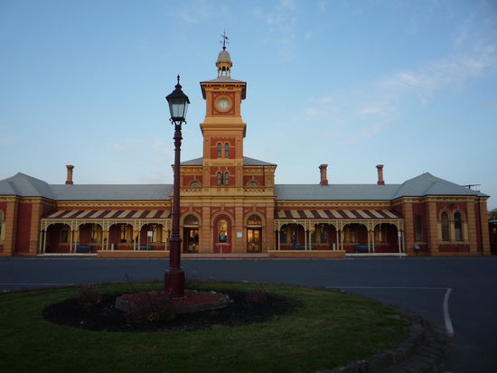 Der Bahnhof von Albury im Licht vom Sonnenuntergang