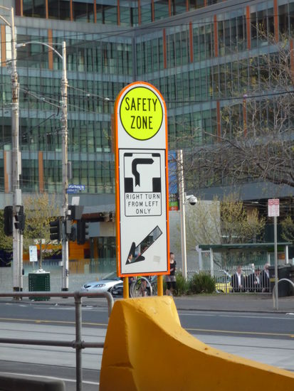 Das rechts abbiegen ist hier etwas anders...wer rechts abbiegen will, ordnet sich links ein und wartet, bis die ampel rot wird und biegt erst dann ab...wegen der Strassenbahnen...