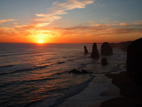 Die Zwoelf Apostel beim Sonnenuntergang - die wohl beruehmteste Formation an der Great Ocean Road