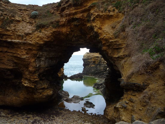 Eine Grotte, die bei etwas mehr Seegang auch regelmaessig ueberspuehlt wird! Leider kommt der schoene Blick gar nicht so rueber!