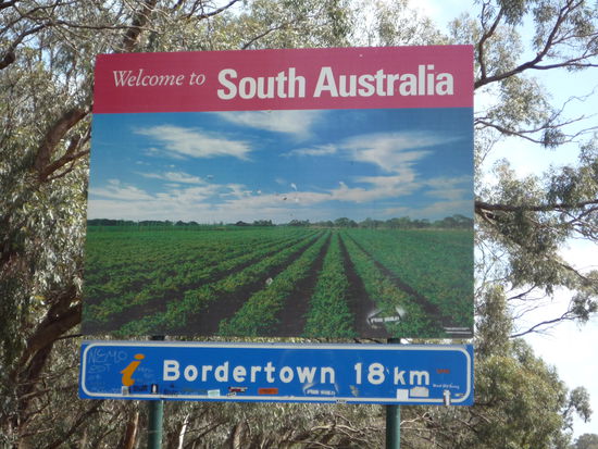 An der Grenze zu Suedaustralien - obwohl die "Grenzstadt" noch 18km entfernt ist