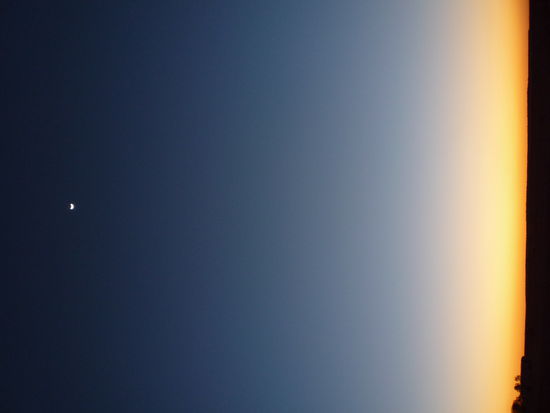 Sonnenuntergang - Mond und Sonne auf einem Bild!