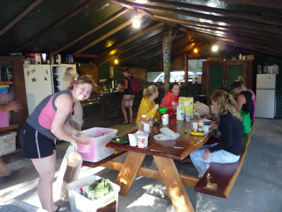 Unsere Kueche - der einzige Ort ohen Sand unter den Fuessen...so sahen die dann auch hinterher aus!