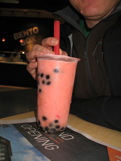 Bubble-Tea, die Bubbles sind aus schwabbeliger Lakrize