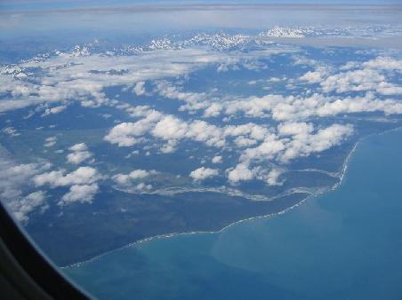 Neuseelands Küste nch 9 Stunden Flugzeit ex. Singapore. Die Southern Alps im Hintergrund.