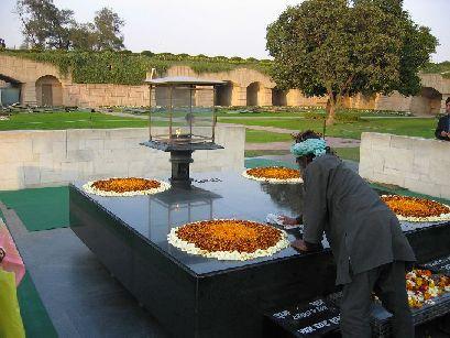 Der Platz an dem Mahatma Ghandi nach seiner Ermordung eingeäschert wurde. Das Denkmal wird von Asketen gepflegt.