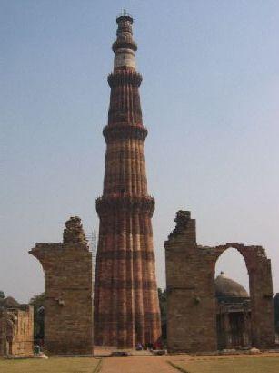 Qtip Minar. Ein Denkmal, dass an die Ankunft des Islams in Delhi erinnern soll. Umgeben ist der Turm von Moscheeruinen.