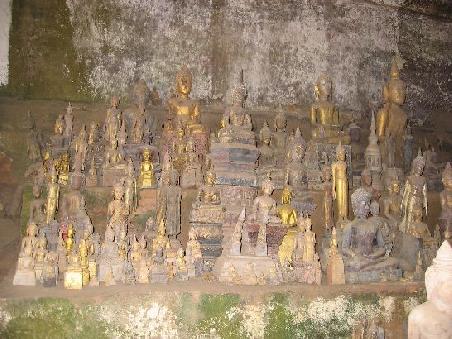 Bhuddastatuen in der Pak Ou Cave