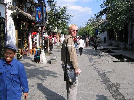 Das Bild zeigt einen Chinesen in der altmodischen Arbeiteruniform, die zu Maos Zeiten mal ganz groß war. Hab keine Ahnung wieso er die Zunge rausstreckt Vielleicht wegen den gelangweilten Touristen nebenan.
(DALI)