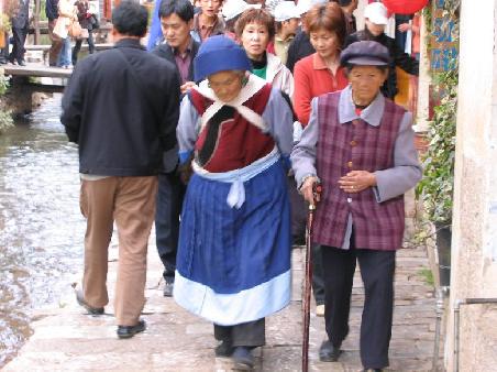 Naxi - Frauen in ihren Trachten. DFas sind genau die Frauen, die den Ton angeben. (Lijiang)