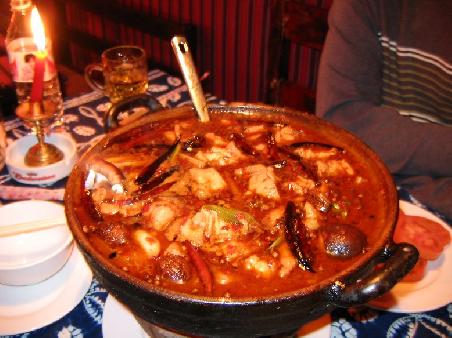 hotpot... extrem scharf wegen des vielen chillis das drin ist (schwarze schoten)