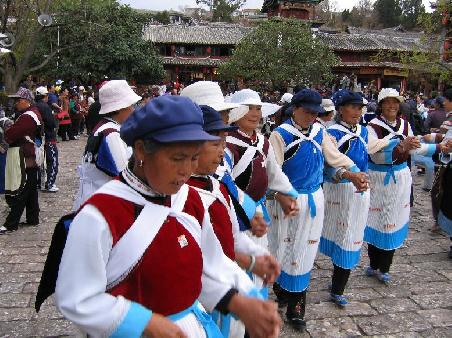 Traditioneller Tanz am Marktplatz (Lijiang)