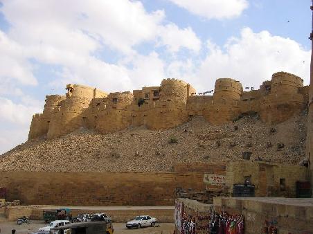Jaisalmer Fort - das einzige lebende Fort der Welt mit dutzenden engen Gassen und Kühen die diese ständig blockiert haben.