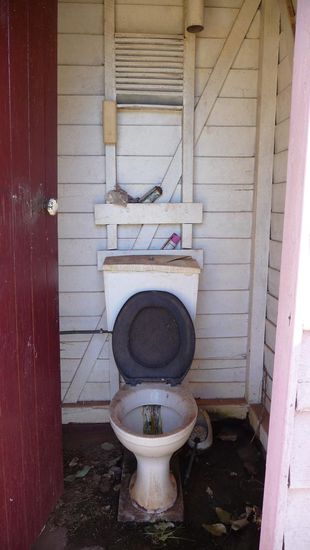 Sehr gepflegte Outback-Toilette