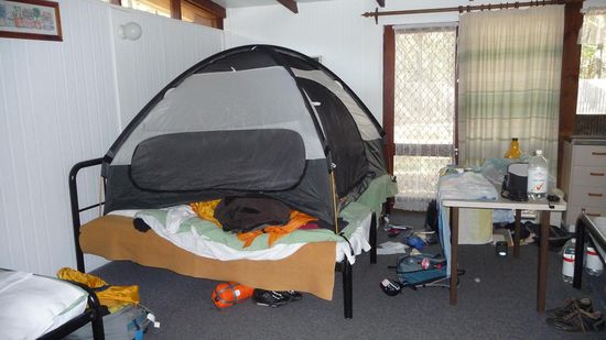 So leben manche Backpacker in ihren Hostel Zimmern!