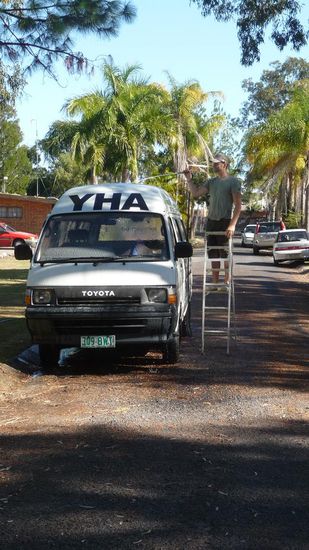 Macht sich gut der Kleine, auf der Leiter...