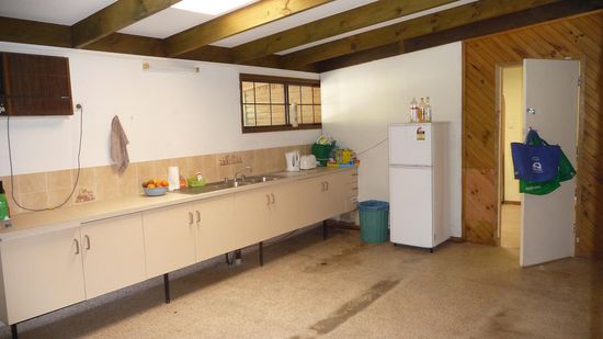 Riesen Küche, aber ohne Herd. Man sieht, dass die Kueche zu einem Teil in die Wand eingebaut wurde (ganz Rechts)...den Rest davon findet man im Bad 