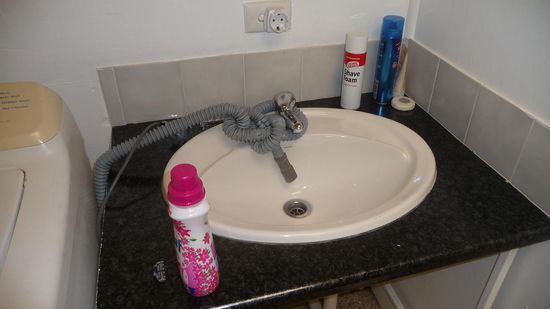 So wird auf "Australisch" der Abwasserschlauch fuer die Waschmaschiene befestigt! Warum machen wir es immer so kompliziert!