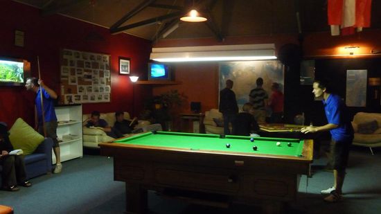 Harte Arbeit - jeden Abend Pool spielen...