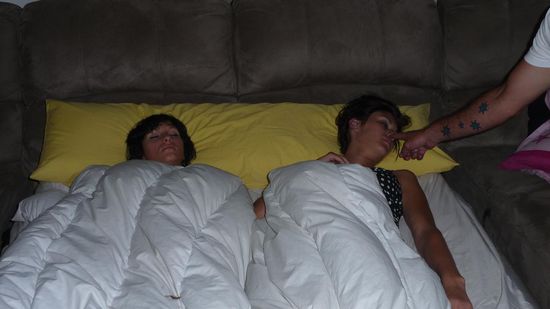 Während die Mädels schon betrunken in den Schlaf fielen, hatten die Jungs noch ein wenig Spass...!!!