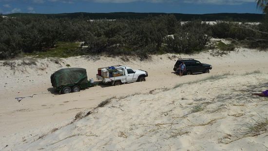 Gerade mit Anhänger kein wirkliches Vergnügen...aber jeder der auf Fraser sein Boot zu Wasser lassen möchte, muss hier durch - und beim Thema Boot rede ich nicht von kleinen Nussschalen, sondern richtigen Booten, so dass meistens 2 Geländewagen vor einen Trailer gespannt werden müssen!!!