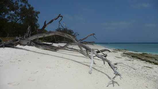 Aber nach dem Spaziergang einmal quer über die Insel gab es dann den erhofften Sandstrand.