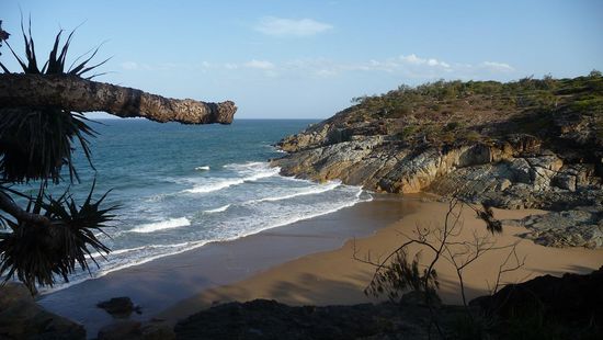 Versteckter, einsamer Strand