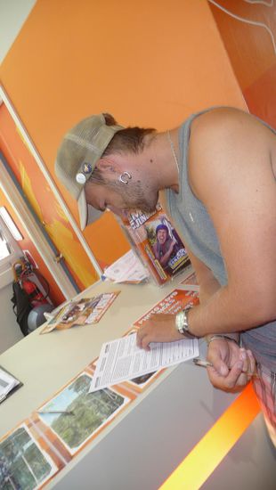 Er unterschreibt seine Lebenserklärung!!!!