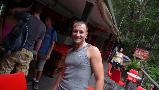 Nach ein paar Minuten war er schon wieder am Boden.... Sichtlich erleichtert und Stolz....Etwas nass-weil er einen Sprung mit "Dip In" gewählt hatte.