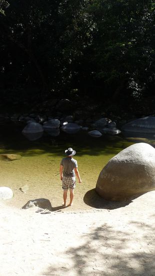 Der Herr teset die Wassertemperatur!!!