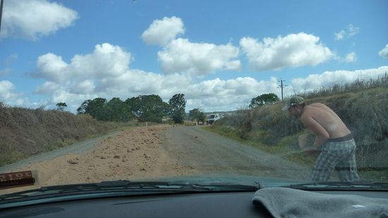 Ab und zu wurden die Straßen dann etwas schlechter und Philipp musste selber mal Hand anlegen, um die Straße zu räumen.