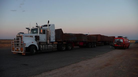 Neben riesigen Roadtrain schliefen wir nun ein!!!