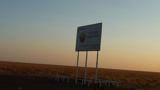Am Abend überquerten wir dann noch die Grenze von Queensland nach Northern Territory.