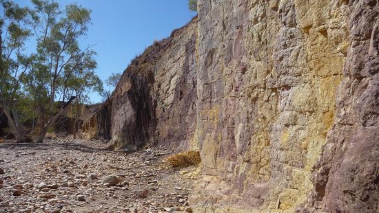 Aus diesem Gestein haben die Aborigines ihre Farben hergestellt. Auch heut noch wird dieser Ort von ihnen besucht.