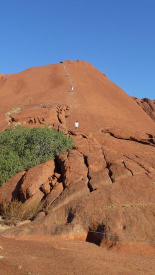 Manchmal kann man den Uluru auch besteigen...nicht ganz einfach!!!