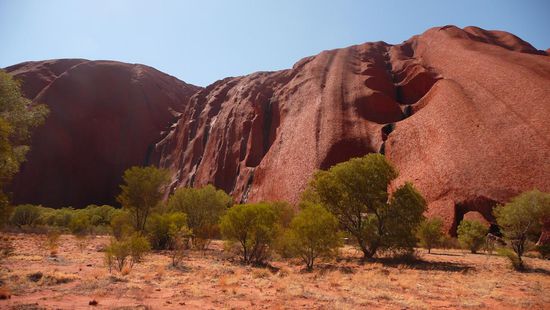 Kaskaden-stellenweise verfügt Uluru über dutzende von Rockpools, es muss bei Regen ein fantastsicher Anblick sein, wenn hier Wasserkaskaden entstehen