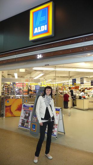 Tina vor ihrem Lieblingsgeschäft 