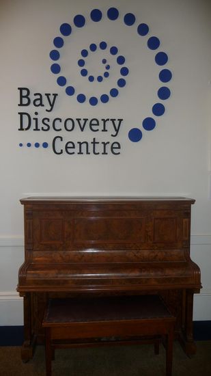 In einem Museum hat Philipp dann dieses Klavier entdeckt und festgestellt, dass es aus unserer Heimat kommt….