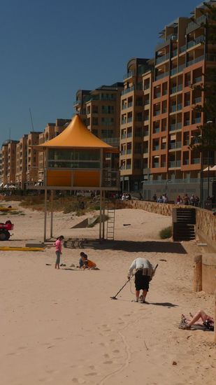 Und dieser Herr sucht noch nach der Million im Sand….mal sehen wie lange noch…